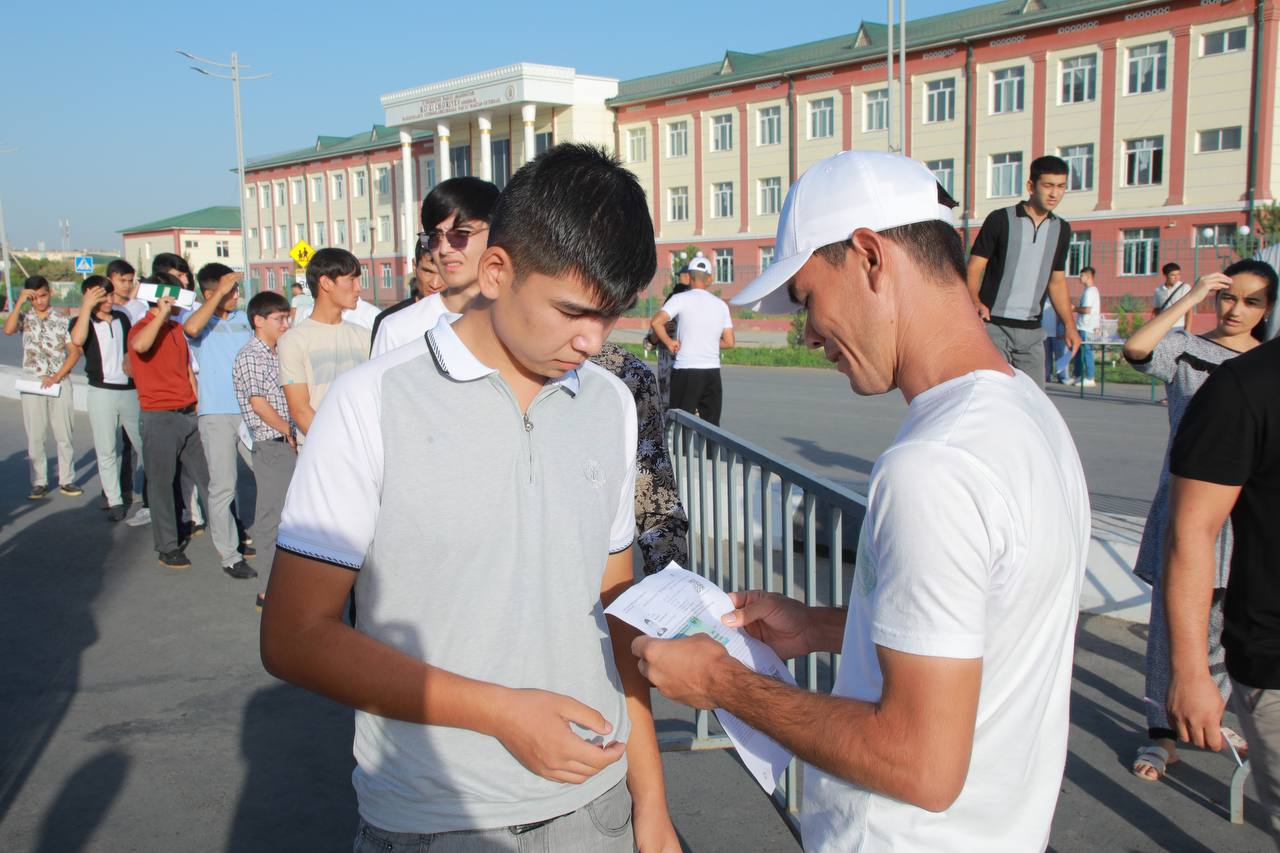 Termiz davlat universiteti tomonidan tuzilgan volontyorlar <b>guruhi</b> abituriye...